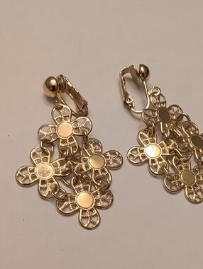 Sarah Coventry Gold Tone Floral Cluster Dangle Clip-On Earrings